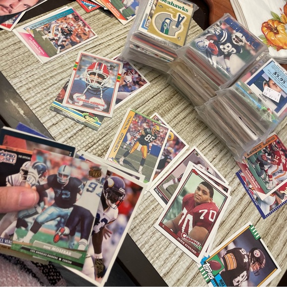 Over 100+ valuable vintage football cards - Picture 1 of 3